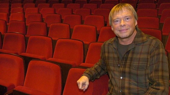 Volker Lechtenbrink sitzt im Zuschauerraum des Ernst-Deutsch-Theaters in Hamburg. © picture-alliance / dpa Foto: Ulrich Perrey