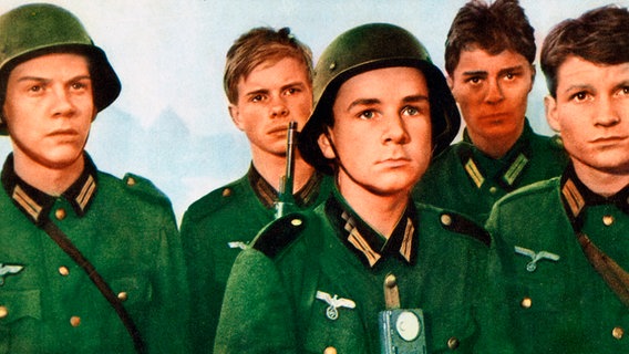 Folker Bohnet, Fritz Wepper, Volker Lechtenbrink, Karl Michael Balzer, Michael Hinz (von links) in dem Film "Die Brücke" aus dem Jahr 1959. © picture alliance / United Archives Foto:  IFTN