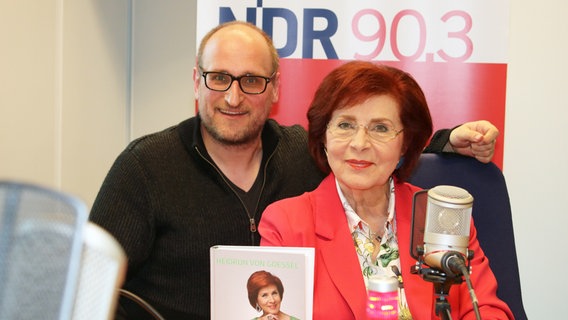 Heidrun von Goessel und Daniel Kaiser sitzen nebeneinander vorm Mikrofon. © NDR Foto: Mathias Heil