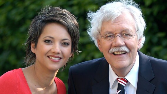 Madeleine Wehle und Carlo von Tiedemann moderieren 2004 die Sommertour der Aktuellen Schaubude © NDR/www.image-point.de/Uwe Ernst 