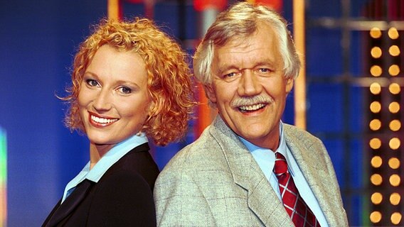 1998: Julia Westlake und Carlo von Tiedemann moderieren gemeinsam die Aktuelle Schaubude © NDR Foto: Uwe Ernst