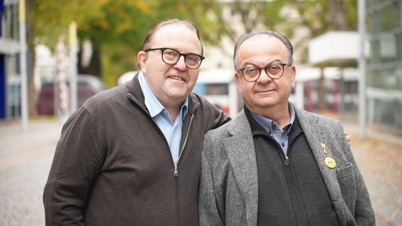Gustav Peter Wöhler und Albert Wiederspiel stehen vor dem Funkhaus. © NDR 90,3 Foto: Arman Ahmadi