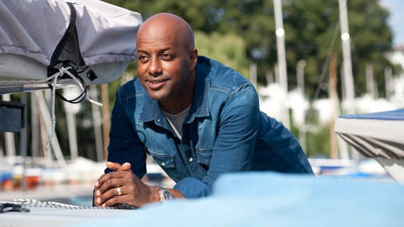 NDR Moderator Yared Dibaba auf einem Bootssteg an der Alster in Hamburg. © NDR Foto: Claudia Timman