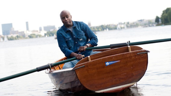 NDR Moderator Yared Dibaba in einem Boot auf der Alster in Hamburg. © NDR Foto: Claudia Timman