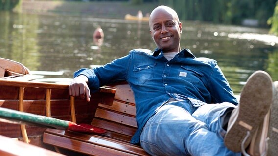 NDR Moderator Yared Dibaba an der Alster in Hamburg. © NDR Foto: Claudia Timman