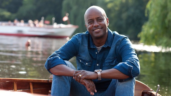 NDR Moderator Yared Dibaba an der Alster in Hamburg. © NDR Foto: Claudia Timman