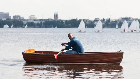 NDR Moderator Yared Dibaba in einem Boot auf der Alster in Hamburg. © NDR Foto: Claudia Timman