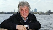 Der Liedermacher Rolf Zuckowski posiert am 17.04.2012 in Hamburg an der Außenalster. © dpa-Bildfunk Foto: Malte Christians