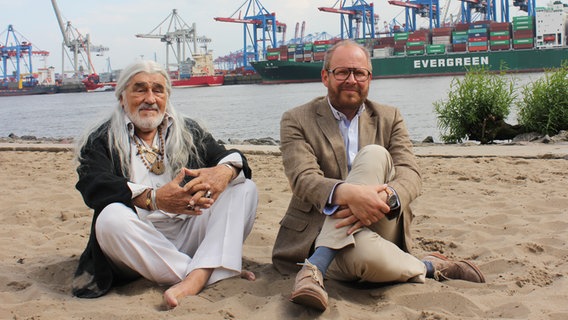 Die Schauspieler Mario Adorf und Axel Milberg bei Dreharbeiten für den Fernsehfilm "Der Liebling des Himmels" am Elbstrand in Hamburg. © NDR Foto: Nicole Janke