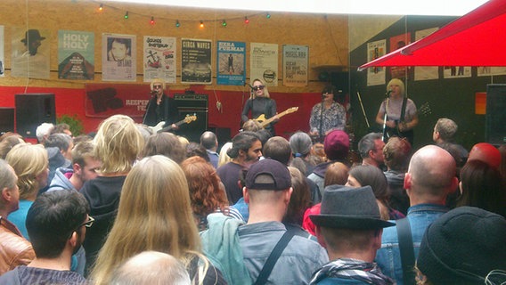 Die Pins spielen im Molotow Backyard in Hamburg. © NDR Foto: Heiko Block