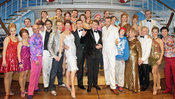 Udo Jürgens  und das Show-Ensemble nach der Premiere. © dpa Bildfunk Foto: Ulrich Perrey