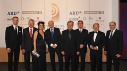 Der Beirat des Deutschen Radiopreise 2010 vor Beginn der Gala: Andreas Fuhlisch (RMS), Dr. Heinz-Dieter Sommer (Hessischer Rundfunk), Esther Raff (AS&S), Joachim Knuth (NDR Hörfunk), Uwe Kammann (Adolf-Grimme-Institut), Klaus Lippert (Axel-Springer-Verlag), Lutz Kuckuck (Radiozentrale), Rainer Hanus (Kulturbehörde Hamburg) (v.li.). Nicht auf dem Foto dabei: Gert Zimmer (RTL Radio Deutschland). Foto: Marco Maas