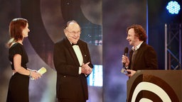 Hans-Dietrich Genscher mit Preisträger Jens Schellhass und Moderatorin Katrin Müller-Hohenstein  Foto: Marco Maas