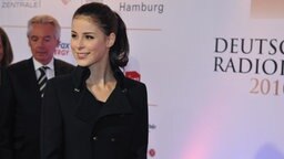 Sängerin Lena Meyer-Landrut vor Beginn der Radiopreis-Gala am 17. September 2010 in Hamburg. © NDR Foto: Marco Maas