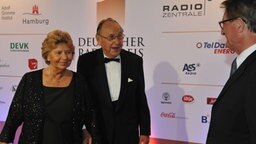 Laudator Hans-Dietrich Genscher und seine Ehefrau Barbara vor Beginn der Radiopreis-Gala am 17. September 2010 in Hamburg. © NDR Foto: Marco Maas