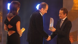 Schauspieler Roman Knyzka verleiht an John Ment (Radio Hamburg) den Sonderpreis des Beirats am 17. September 2010 in Hamburg. © NDR Foto: Marco Maas