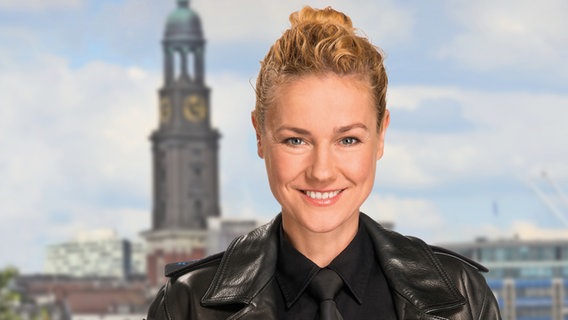 Die Schauspielerin Rhea Harder trägt eine Polizeiuniform © ZDF Foto: Boris Laewen