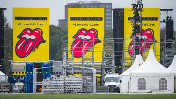 Aufbau der Rolling-Stones-Bühne im Hamburger Stadtpark © dpa Foto: Christophe Gateau