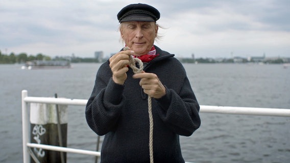 Otto Waalkes macht einen Seemannsknoten © NDR 