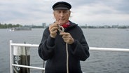 Otto Waalkes macht einen Seemannsknoten © NDR 