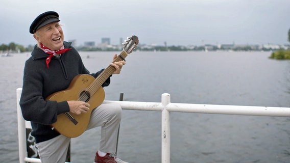 Otto Waalkes spielt Gitarre auf einem Bootssteg © NDR 