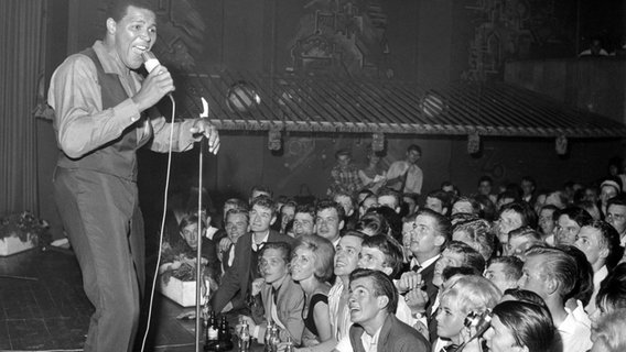Chubby Checker während eines Auftritts am 2. August 1963 im Hamburger Star-Club. © dpa Foto: DB