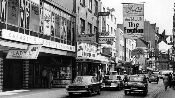 Blick auf die Große Freiheit, eine Seitenstraße der Reeperbahn, im Vergnügungsviertel in Hamburg-St. Pauli im Jahre 1962. © dpa Foto: Wolfgang Herold