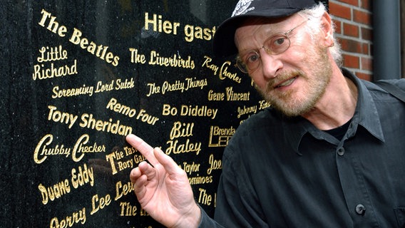 Tony Sheridan zeigt am 20.8.2003 auf seinen Namenszug am Gedenkstein für den legendären Hamburger "Star-Club". © dpa Foto: Wolfgang Langenstrassen