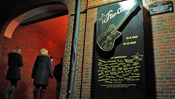 Ein Gedenkstein steht in Hamburg an dem ehemaligen Standort des Star Clubs. © dpa Foto: Angelika Warmuth