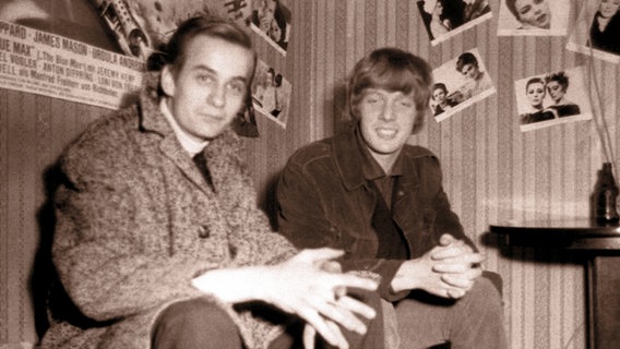 Dave Stirrup (The Kingpins, r.) und Fotograf Robert Günther im Hamburger Star Club am 02. November 1966. © Robert Günther Foto: Robert Günther