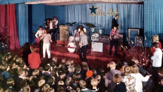 Eine Beat-Band auf der Bühne im Hamburger Star Club 1966. © Robert Günther Foto: Robert Günther