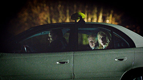 Rainald Klapproth (Florian Bartholomäi, li.) entführt ein Taxi. Die Geiseln: Charlotte Lindholm (Maria Furtwängler, re.) und Borowski (Axel Milberg, Mitte) © © NDR/Meyerbroeker 