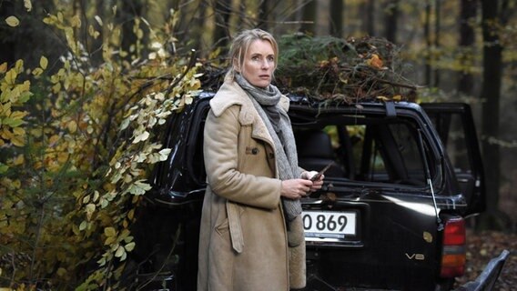 Kommissarin Lindholm (Maria Furtwängler) steht fragend vor ihrem gefundenen schwarzen Auto. © picture alliance / Marion von der Mehden / NDR / dpa Foto: Marion von der Mehden