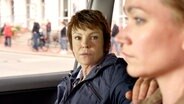 Szene aus dem Usedomkrimi: Kathrin Sass (l) sitzt neben Lisa Maria Potthoff (r) in einem Fahrzeug © NDR/Christiane Pausch Foto: NDR/Christiane Pausch