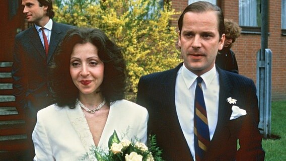 Vicky Leandros und Enno von Ruffin unmittelbar nach ihrer Trauung am 10. Mai 1986 in Schwarzenbek. © picture alliance / dpa Foto: Werner Baum