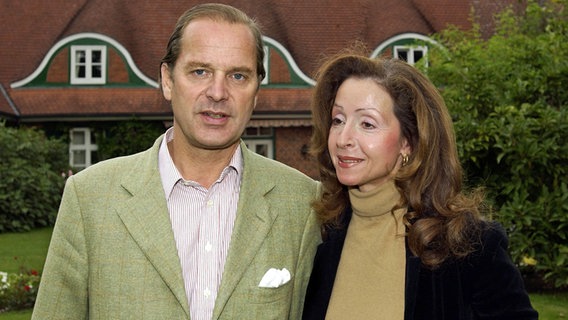 Enno von Ruffin und Vicky Leandros vor ihrem Wohnhaus auf Gut Basthorst. © dpa / picture alliance Foto: Wolfgang Langenstrassen