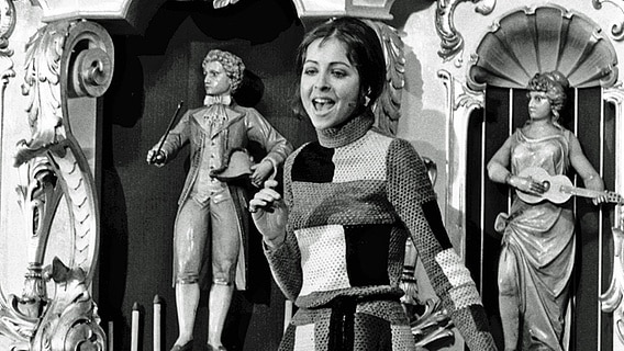 Vicky Leandros bei einem Auftritt 1969 in der Aktuellen Schaubude vom Bremer Freimarkt.  