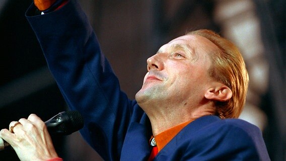 Der deutsche Rocksänger und Schauspieler Marius Müller-Westernhagen während eines Open-Air-Konzerts im Frankfurter Waldstadion am 30. Mai 1992. © picture-alliance / dpa 