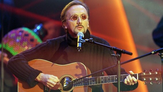 Der deutsche Rockstar Marius Müller-Westernhagen singt bei der RTL-Fernsehsendung "1999! Menschen, Bilder, Emotionen" am 5. Dezember 1999 in Köln. © picture-alliance / dpa 