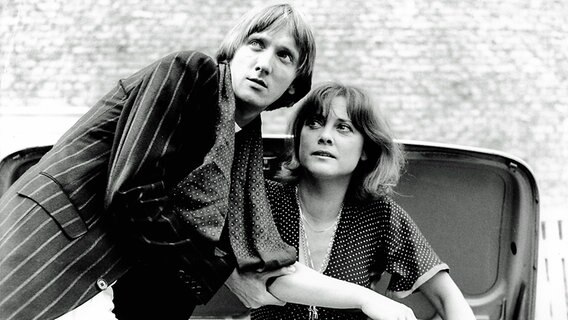 Marius Müller-Westernhagen und Gisela Dreyer in der Folge "Transit ins Jenseits" der deutschen Fernsehserie "Tatort", 1976. © picture alliance / Keystone 