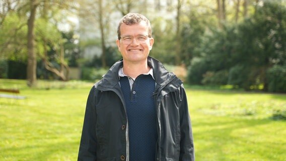 Dr. Westhoff steht auf einer Wiese © NDR 90,3 Foto: Arman Ahmadi
