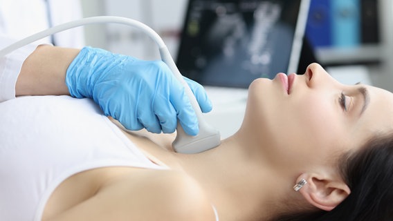 Eine Frau wird per Ultraschall an der Schilddrüse untersucht. © Colourbox 