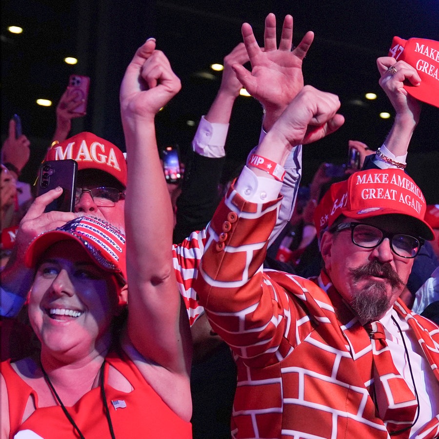 USA, West Palm Beach: Unterstützer jubeln, als der republikanische Präsidentschaftskandidat undehemalige Präsident Donald Trump am Mittwoch, 6.November 2024, bei einer Wahlparty im Palm Beach Convention Center in West Palm Beach, Florida, eintrifft. © dpa Foto: Evan Vucci