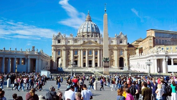 Menschenmenge am Petersplatz mit Petersdom in Rom, Italien © picture alliance / imageBROKER | Manfred Vollme Foto: Manfred Vollme