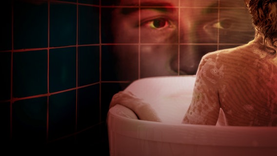 Illustration. Frau von hinten in der Badewanne. Auf den Fliesen im Hintergrund das transparente Gesicht eines Mannes. © SWR 