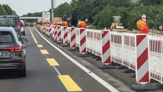 Zähfließender Verkehr auf der Autobahn in einer Baustelle. © Christine Raczka Foto: Christine Raczka