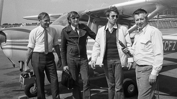 DAS ADAC-Team 1973 vor dem Kleinflugzeug auf dem Flugplatz © NDR/Hans-Ernst Müller 