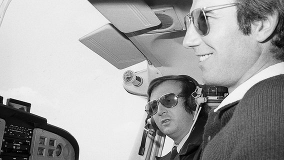 Kurt Grobecker gemeinsam mit einem Piloten des Luftrettungsdienstes im Cockpit © NDR/Hans-Ernst Müller 