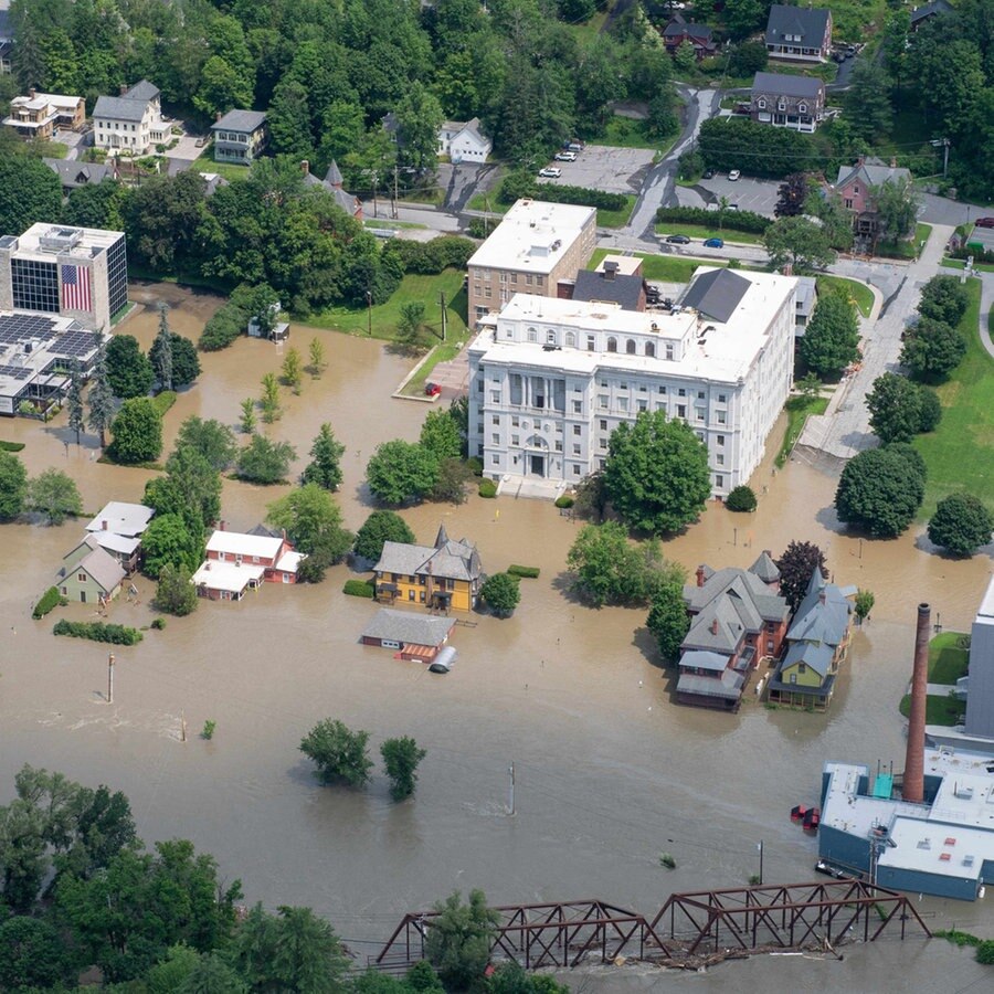 Montpelier in Vermont ist überschwemmt © picture alliance / ZUMAPRESS.com Foto: Msgt. Michael Davis/Vermont Nati