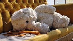 Ein Teddy liegt auf einem kaputten Sofa. © fotolia Foto: sirylok